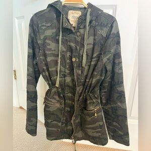 Zenana Outfitters Camo Green Women’s  Jacket/ interior cinch waist, pockets,hood